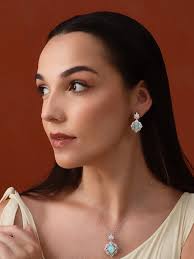 Get the allure of the ocean's finest with Chamathka's Jewellery 🫧🤍  Clothing partner: @ele.trending #Pearl #jewellerysrilanka #silverjewellery  #jewelleryset #jewelleryonlineshoppingsrilanka #sale #saleitems #srilanka  #elegant #discount #salesrilanka