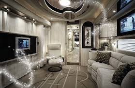 Bu konuda detaylı bilgi ve örnekleri 'köşe takımını salona nasıl yerleştirmeli' başlıklı makalemizde okuyabilirsiniz. Karavanlar Nasil Dekore Edilir Dekor Yasam