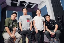 They were formed in 2006 and officially debuted in 2010 under redline music. Supper Moment çœ¼ä¸­åªæœ‰éŸ³æ¨‚ æ™´å ± å¨›æ¨‚ å¨›æ¨‚ D170915
