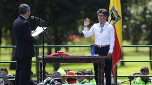 She was elected the first female mayor of colombia's capital city after beating rival candidate carlos fernando galán. Claudia Lopez Asumio Como Primera Alcaldesa De Bogota Colombia En Dw Dw 01 01 2020