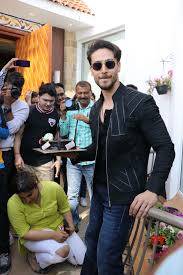 Know more about the roles tiger shroff plays as a son and a loving brother, via throwback pics. Tiger Shroff Celebrates His Birthday With Paparazzi Hd Gallery Social News Xyz