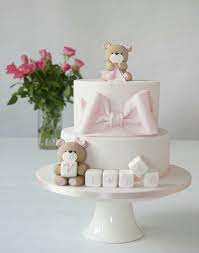 Barnedab Lyserod Dabskage Med Sode Bamser Kaempe Slojfe Og Navnet Pa Klodser Laes Mere O Baby Girl Birthday Cake Baby Birthday Cakes Baby Girl Christening Cake