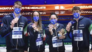 E' la seconda medaglia di una staffetta del nuoto dopo il bronzo della 4×200 stile libero di massimiliano rosolino, filippo magnini, simone il nuoto regala all'italia anche il bronzo di nicolò martinenghi nei 100 rana. Federica Pellegrini Argento Agli Europei Di Nuoto La Repubblica