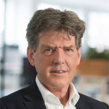 Eerste dag als secretaris-generaal op het Ministerie van Defensie. Gestart  bij de EODD (explosieven opruimingsdienst defensie) in Soesterberg. Toen  naar Den Haag voor een hartelijke ontvangst door…