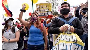 Colombia fue escenario de enormes protestas, en su mayor parte pacíficas, y de un inédito cacerolazo en varias ciudades. Paro Nacional En Colombia Miles De Personas Marchan En Protesta Por La Reforma Tributaria En Medio De Un Grave Repunte De Casos De Coronavirus Bbc News Mundo