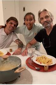 Pedro aguinaga's films include rio babilônia, killed the family and went to the movies, enrazor in the flesh. Eleito O Homem Mais Bonito Do Brasil Na Decada De 70 Pedrinho Aguinaga Prepara Biografia Cultura Farol Da Bahia