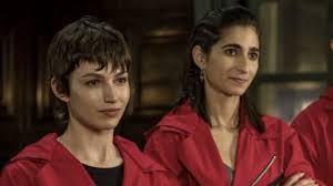 Per tutti il suo volto è quello di nairobi, la falsaria che gravita nella banda de la casa di carta, la serie netflix in lingua non inglese più vista sulla piattaforma, dal 2017. La Casa Di Carta Ricordate I Balletti Sexy Di Tokyo E Nairobi