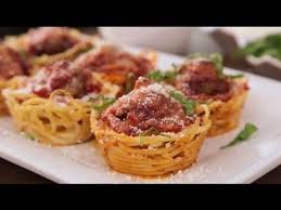 Ele Mete O Esparguete Numa Bandeja De Queques Quando Vires O Porque Uau En 2020 Recettes De Cuisine Moule Muffin Spaghetti Recette
