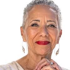 Shari Saunders's Instagram, Twitter & Facebook