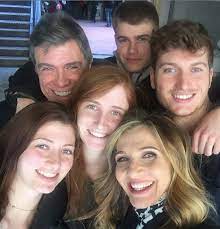 Lorella cuccarini (roma, 10 agosto 1965) è una conduttrice televisiva, ballerina, cantante, attrice e conduttrice radiofonica italiana. Lorella Cuccarini Ecco La Sua Famiglia I Quattro Figli