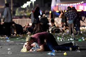 Poliţiştii au găsit în camera de hotel un bileţel unde stephen paddock făcuse toate calculele. Masacrul Din Las Vegas Cele Mai Impresionante Imagini Galerie Foto Stirileprotv Ro