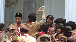 Pramuka merupakan semua anggota gerakan pramuka indonesia yang terdiri dari beberapa lambang pramuka internasional yang dijahitkan di kerah kanan baju pramuka (untuk wanita). 4 Alasan Mengapa Seragam Pramuka Berwarna Cokelat Lifestyle Fimela Com