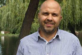 Astăzi, deputatul usr emanuel ungureanu a postat pe facebook un clip video în care se vede cum mai multe persoane ies din aceeaşi biserică. Ungureanu Reclamat La Combaterea DiscriminÄƒrii DupÄƒ Criticile La Adresa Lui Iohannis Opinia BuzÄƒu