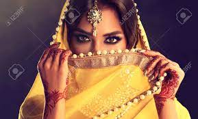 5,527 likes · 9 talking about this. Belle Fille Indienne Jeune Femme Modele Indou Avec Tatoo Mehndi Et Bijoux Kundan Costume Traditionnel Indien Sari Jaune Banque D Images Et Photos Libres De Droits Image 70984278