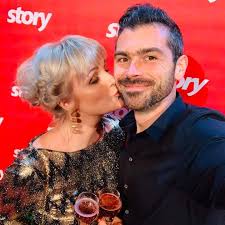 In april verwacht Eveline Cannoot en Stijn een schattige baby. 👪 Frank en  Evy van Withyou.tv overhandigen alvast een prijs 🎁 die Eveline had  gewonnen. We wensen de toekomstige ouders alvast veel ...