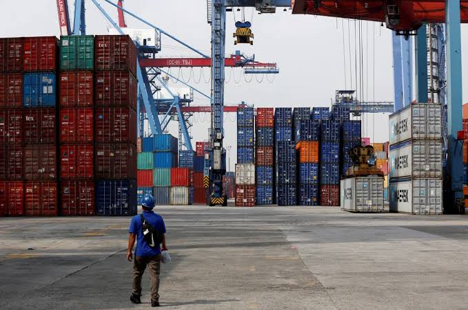 Indonesia's trade surplus hit US$3.55 billion in August, the biggest in nearly a year, as exports rose 6.72% and imports climbed 19.09%