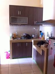 Karena ukuran luas dapur ini terbatas, kitchen set yang akan dipasang harus disesuaikan dengan luas area yang ada, agar dapur minimalis tidak terkesan sumpek. 44 Model Dapur Rumah Kayu Sederhana