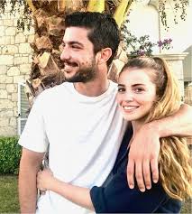 Birlikte rol aldıkları dizide tanışan kaan yıldırım ve ezgi eyüboğlu yıldırım, 2016 yılında nikah masasına oturmuştu. Demet Ozdemir Ile Ask Iddiasi Cikan Kaan Yildirim Esiyle Niye Bosandi