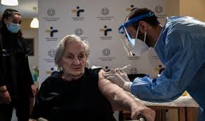 Ποεδην για θάνατο 65χρονης μετά τον εμβολιασμό: 3ekinhse O Emboliasmos Stis Monades Frontidas Hlikiwmenwn Economistas Gr