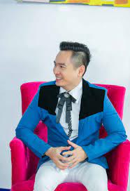 Nam ca sĩ được nhiều khán giả yêu mến nhờ giọng nam cao, ngoại hình. Viá»‡t Quang La Ai Tiá»ƒu Sá»­ Ca SÄ© Viá»‡t Quang Láº¡ Láº¯m A Nha