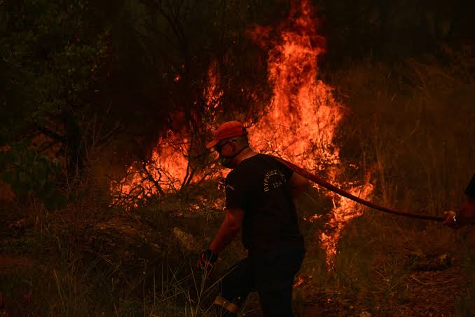 Wildfires rage across southern Europe, 3 dead, thousands displaced | Daily  Sabah