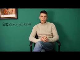 He was born in berlin, germany, but was raised in spain. Aron Piper Speaks German Elite Netflix Deutsch Youtube