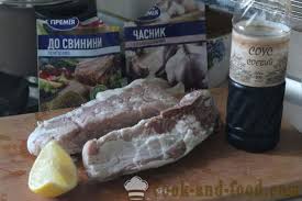 Pesce e gamberi pesce e gamberi. Arrosto Di Maiale Al Cartoccio Come Delizioso Per Cucinare La Carne Di Maiale In Salsa Di