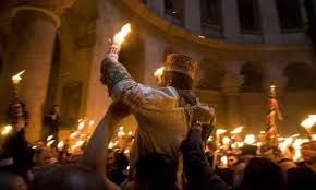 Anul acesta, ca şi anul trecut, din cauza pandemiei la ceremonia de la catedrala mormântul domnului din ierusalim au participat circa 2,5 mii de credincioşi. Lumina SfantÄƒ A Coborat La Ierusalim