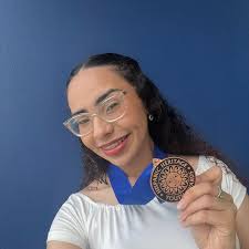 Hispanic Heritage Youth Awards Nos place anunciarle que nuestra estudiante  Jenitza Ortiz fue la ganadora del Bronze Recipient en la categoría Business  & Entrepreneurship del Hispanic Heritage Youth Award. Cabe señalar que