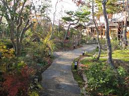You can choose any plants or trees you'd like and landscaping options are endless compared to a classic formal garden style. What Is A Modern Rustic Garden Shizenstyle