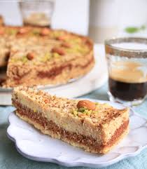 Da es ja wohl genauso viele rezepte wie sand in der wüste gibt verfeinern wir diesen kuchen mit hirsekörner. What Ina Loves Arabische Sussigkeit Dahdah Cake Hijazi Alexandrian Gefullte Griessschnitten