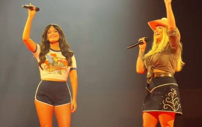 Kacey Musgraves surprised Miranda Lambert's Austin, Texas crowd with a  performance of their duet "Horses & Divorces" Photo: @moodycenteratx
