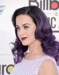 Katy Perry S Deep Purple Hair With Curls Complimented By Her Dark Lipstick Shade Tres Beau Purple Ombre Hair Hair Color Purple Best Ombre Hair