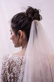 Les 80 Plus Belles Coiffures De Mariees Avec Un Voile Coiffure Mariee Chignon Haut Mariage Coiffure Mariage