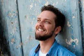 Conheça João Ventura, brasileiro que tocou com Madonna e acompanha Toquinho 