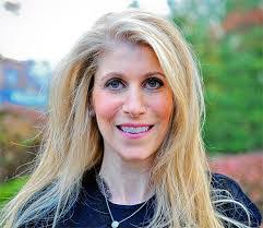 Diane Favreau's Instagram, Twitter & Facebook