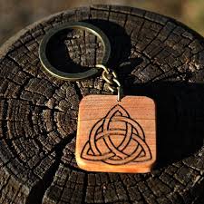 Celtic Talisman Key Chain Of Juniper Wood With Celtic Triquetra Pyrography Personalized Keychain Amulet Llaveros Manualidades Madera De Enebro Llaveros