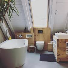 Ein Traum Badezimmer Unter Dem Dach Der Mix Aus Betonboden Unbehandeltem Holz Und Weisser Keramik Machts Aus Und Baden Kann Man In Dieser Freistehenden Badewa I 2020
