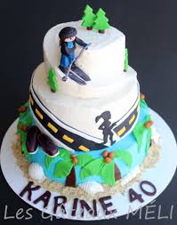 Voyages Course A Pied Et Ski Gateau 3 Etages Dont Deux A La Vanille Et Un Au Chocolat Glacage A La Vanille Colore Decorations En Fondan Desserts Cake Food