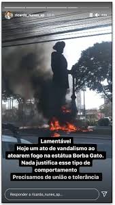 Em vídeo, membros aparecem subindo no monumento com pneus, aos quais atearam fogo depois. Quqlzb6pvgsiwm