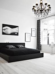 Nggak kalah kece, desain kamar bertema monokrom ini bikin nggak sabar pengen rebahan. Tip Desain Kamar Monokrom Sederhana