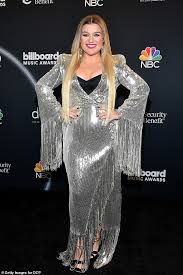 The voice coach kelly clarkson appeared to wear no (or very little!) makeup during the first live show of the 2020 season. Kelly Clarkson Switches Between Seven Dazzling Looks While Hosting The 2020 Billboard Music Awards Daily Mail Online