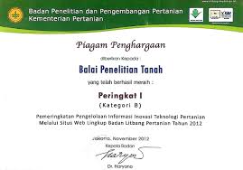 Berikut kami berikan contoh piagam penghargaan pengurus osis apa saja yang tertera pada pembuatan piagam untuk pengurus osis? Piagam Penghargaan Peringkat I Kategori B Website Lingkup Balitbangtan Balittanah