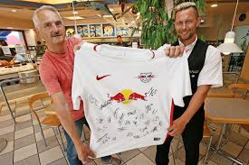 The compact squad overview with all players and data in the season overall statistics of squad rb leipzig. Auktion Skatstadtbulle Schnappt Sich Handsigniertes Rb Leipzig Trikot Erlos Wird Gespendet Lvz Leipziger Volkszeitung