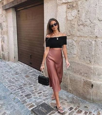 Chân váy satin phối cùng áo croptop mang đến vẻ ngoài quyến rũ, thanh lịch và là lựa chọn được nhiều fashionista yêu thích cho những buổi tiệc hoặc sự kiện.