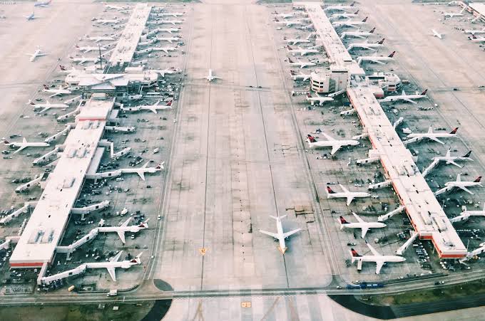 CORTE DI GIUSTIZIA UE, UN PROBLEMA DI TRAFFICO AEREO NON GIUSTIFICA AUTOMATICAMENTE L’ESCLUSIONE DEL RISARCIMENTO