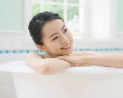 お風呂に入る人の画像