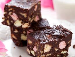 Une Recette Qui Plaira Aux Enfants A Moins Que Les Grands Ne Mangent Tout Avant Avec Ces Brownies Aux Chamallows Recette Chocolat Recette Recettes De Cuisine