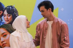 Dinda hauw resmi menikah dengan rey mbayang. Dinda Hauw Hamil Besar Makin Manja Sama Suami Matamata Com