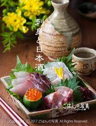 お刺身と日本酒 写真素材 器に見立てた酢橘に盛り付けたイクラと真子鮃 真鯛 伊佐木のお造りです 日本酒と愉しむお刺身のイメージです 料理 レシピ 寿司 メニュー 日本料理